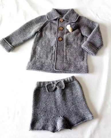Prendas de punto hechas a mano para bebés y niños.