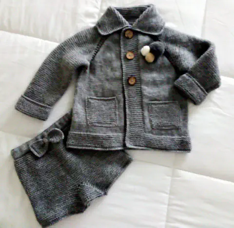 Conjuntos, chaquetas y jerseys tejidos a mano para niños a partir de un año.