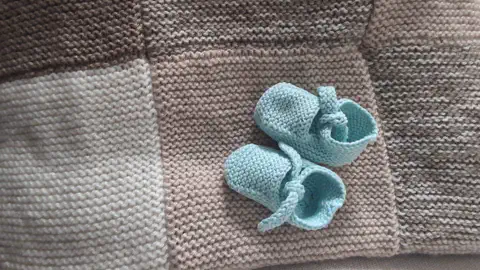 Ropa de punto hecha a mano para bebés recién nacidos y de hasta un año.