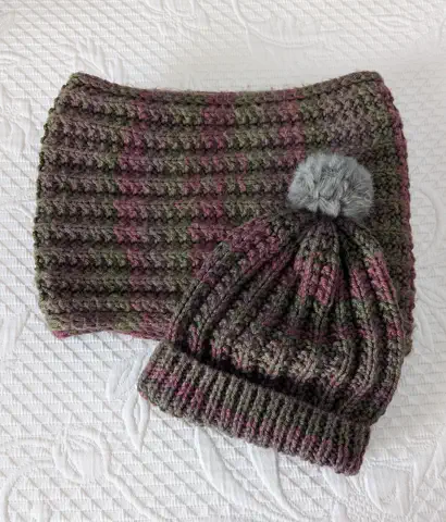 Bufandas, cuellos, gorros y boinas tejidos a mano.